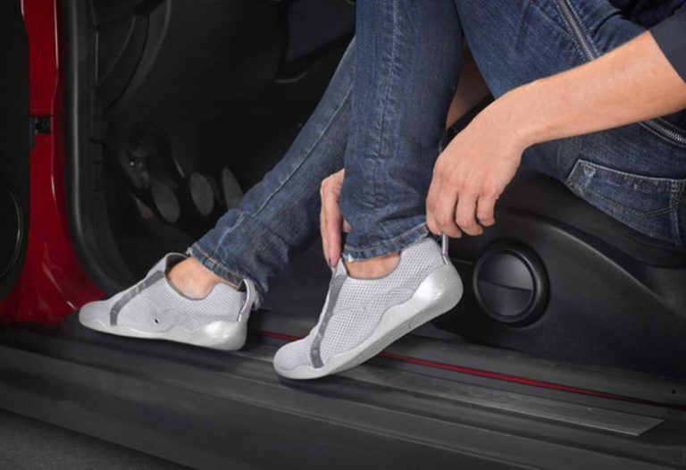 Este es el calzado con el que está prohibido conducir tu coche