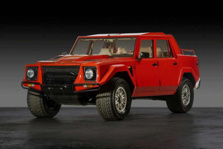 Este inmaculado Lamborghini LM002 busca nuevo hogar