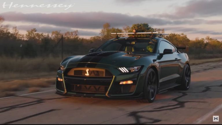 El Grinch se lleva el árbol de Navidad con este Mustang GT500 de Hennessy
