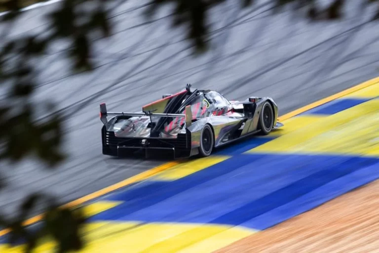 Cadillac V-LMDh: sacan a pasear a su bólido híbrido