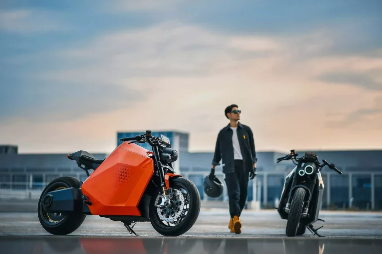 Las ventas de motos y microcoches viento en popa en 2022, pero los ciclomotores zozobran