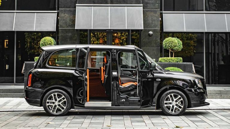 El taxi de Londres más exclusivo lo firma Kahn Design y cuesta como un 718 Spyder