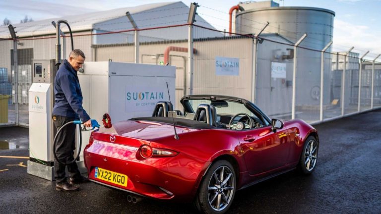 Este Mazda MX-5 recorre Reino Unido usando gasolina sintética