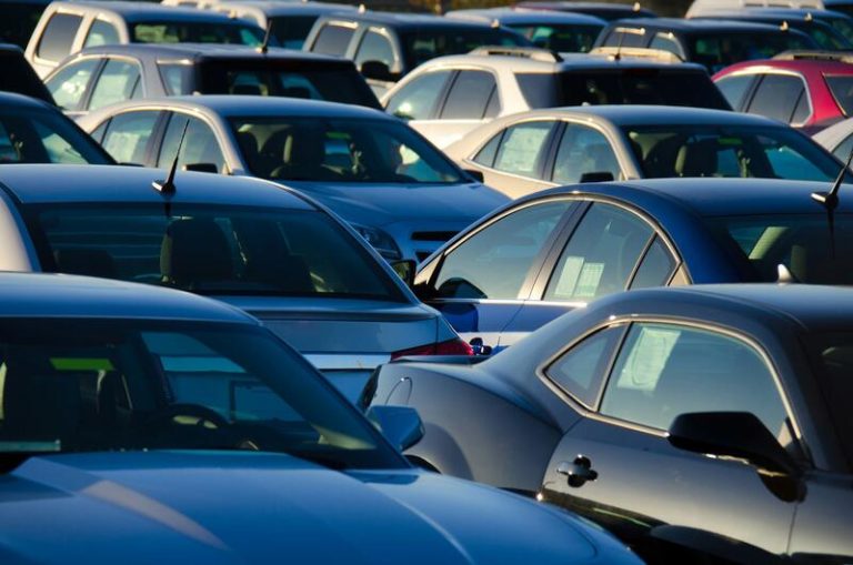 Los fabricantes de automóviles venden menos, pero ganan más que nunca