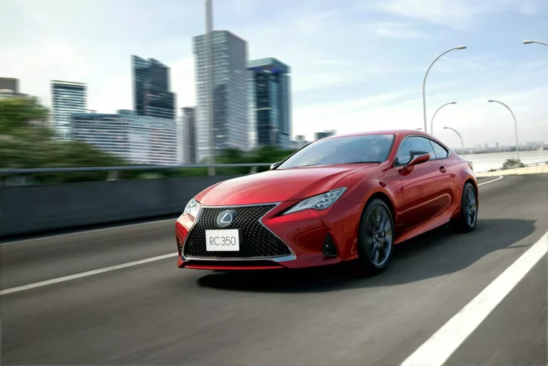 Lexus RC. Aquí desaparece, pero en Japón se pone al día