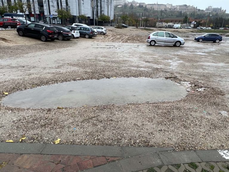 ¿Te puede multar la DGT si aparcas en una zona sin asfaltar?