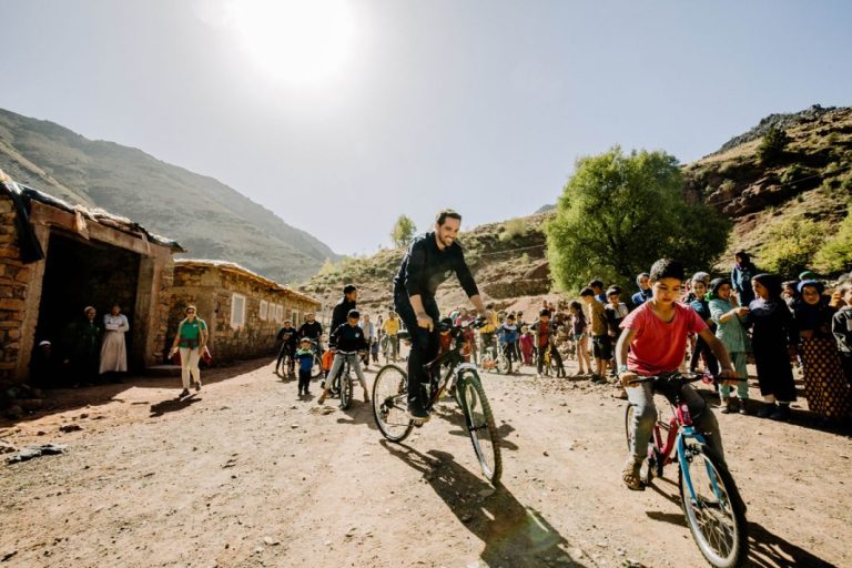 Así ayudan Skoda y Alberto Contador a los niños del Atlas marroquí