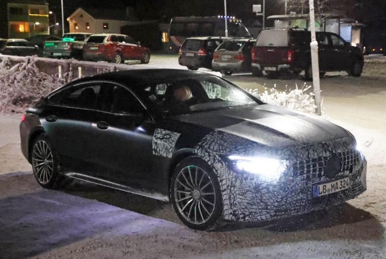 El Mercedes AMG GT de cuatro puertas recibe mínimos retoques