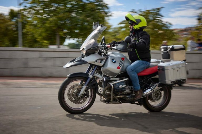 Motorista, la DGT te multa con 500 euros por intentar saltarte un atasco