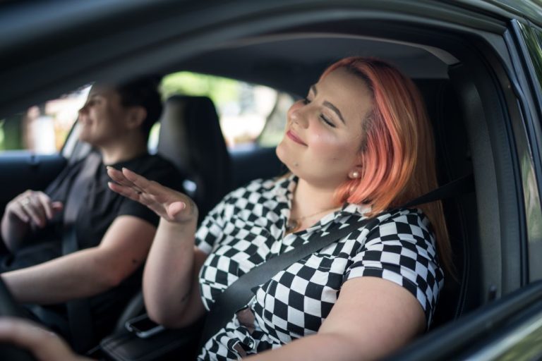 Cuidado con las advertencias de la DGT respecto a la música que escuchas mientras conduces