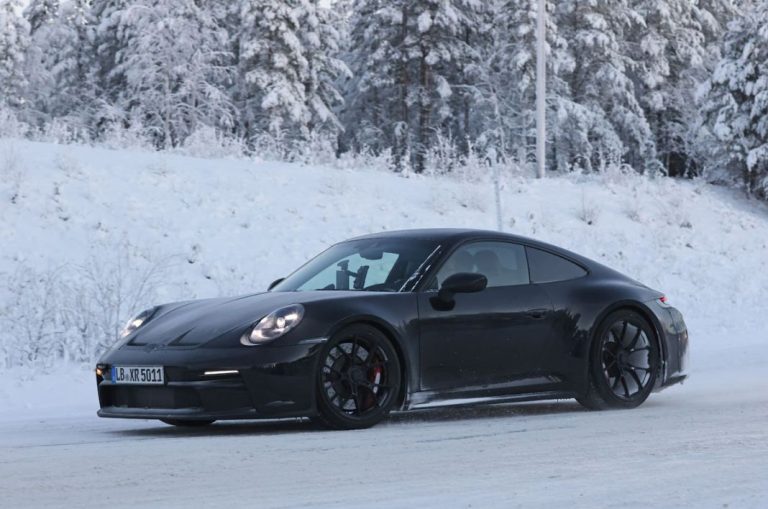 El Porsche 911 GT3 Touring juega en la nieve