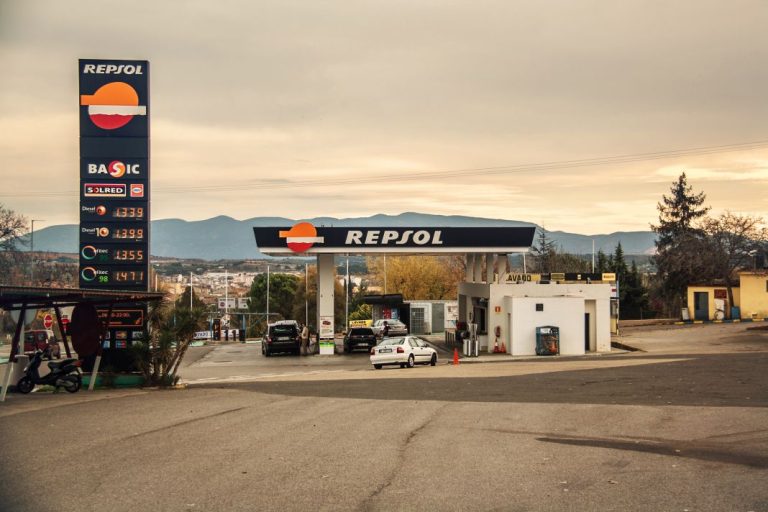 Repsol se pica con las gasolineras low cost para que llenes tu coche por mucho menos dinero