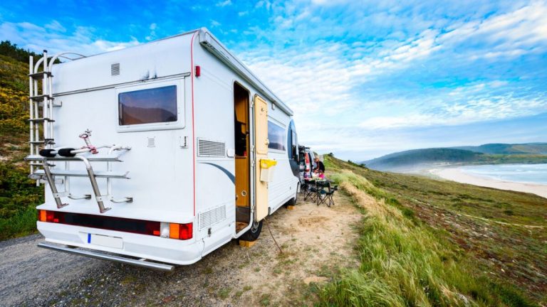 Diferencias entre acampar y pernoctar. Los detalles para evitar una multa con tu caravana