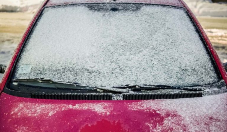 De 20 a 5 euros: Carrefour tira por los suelos el precio del accesorio clave para evitar el hielo en el cristal del coche