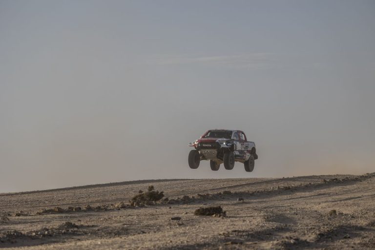 Así es el tanque acorazado que ha preparado Toyota para el Dakar