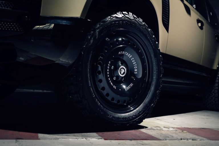 Aire retro para tu Land Rover Defender gracias a Heritage Customs y sus llantas