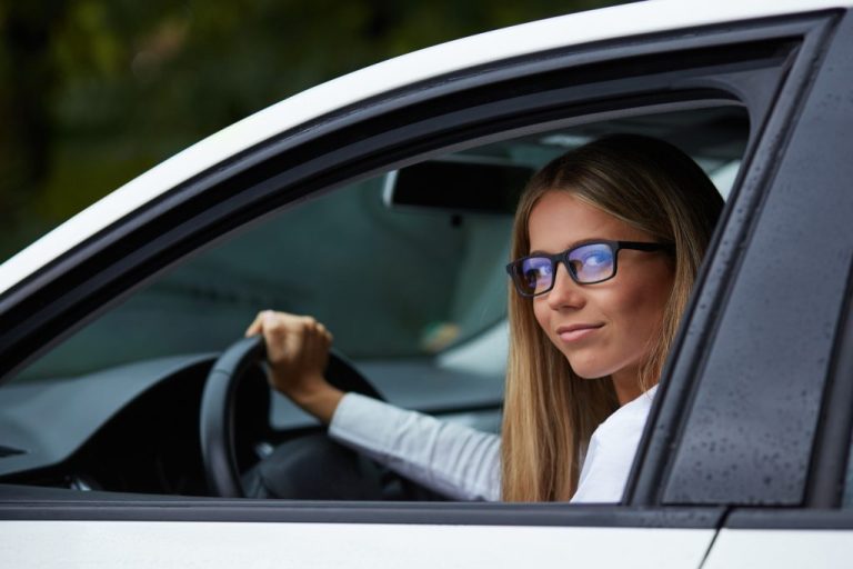 Si tienes miopía o astigmatismo y conduces, esto que dice la DGT te interesa