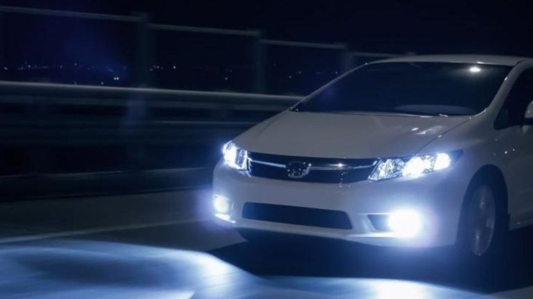 La DGT nos recuerda cuándo hay que usar las luces del coche: y también la multa por no hacerlo