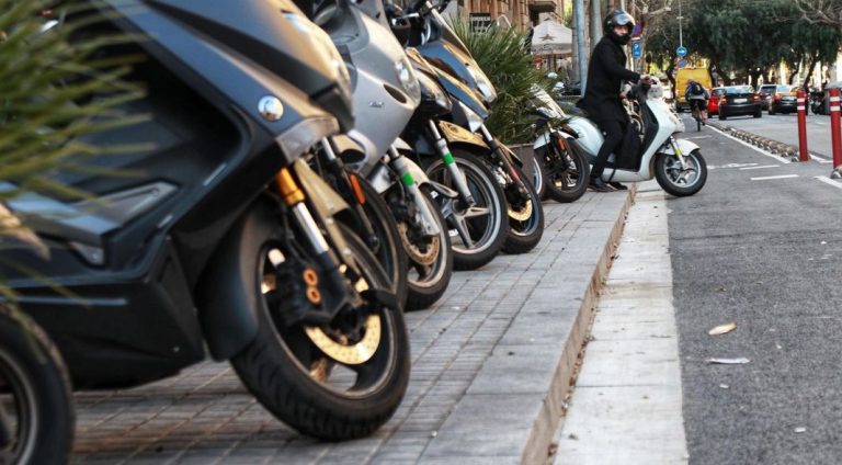 La manera correcta de aparcar tu moto y evitar una multa