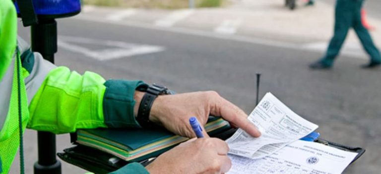 Esto es lo que sucede si no pagas una multa de la DGT