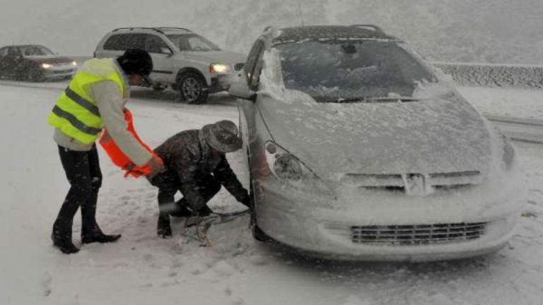 Esto es lo que tienes que hacer si te quedas atrapado en la nieve con tu coche