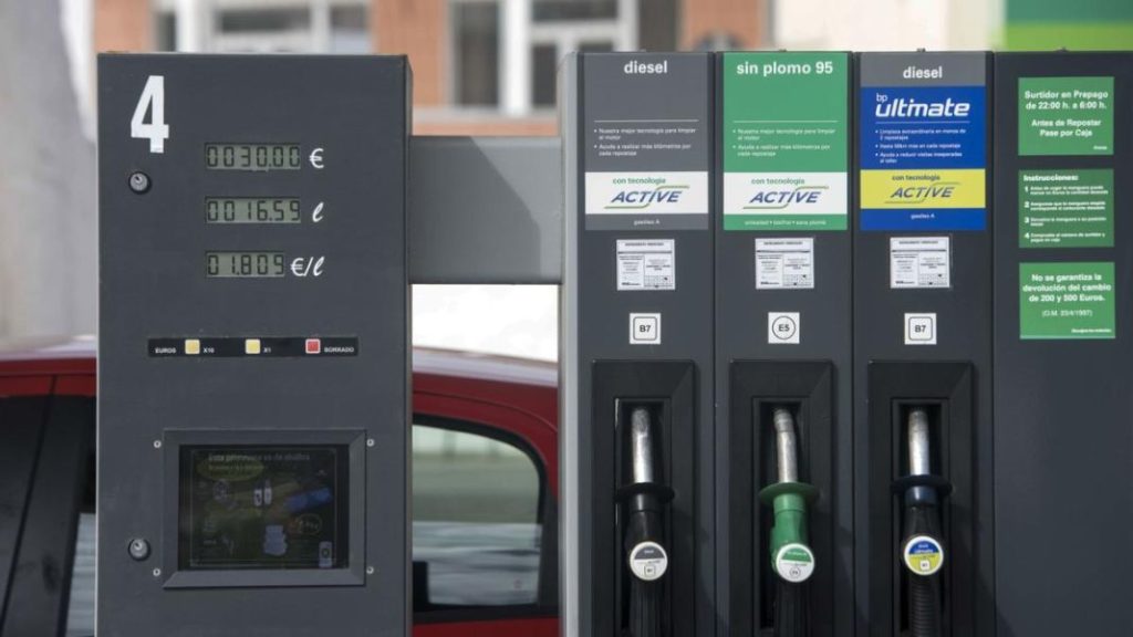 La OCU mueve ficha y denuncia a las gasolineras frente a la CNMC por el precio de la gasolina y el diésel: ‘tienen un comportamiento coordinado’ 9 Motor16 OCU