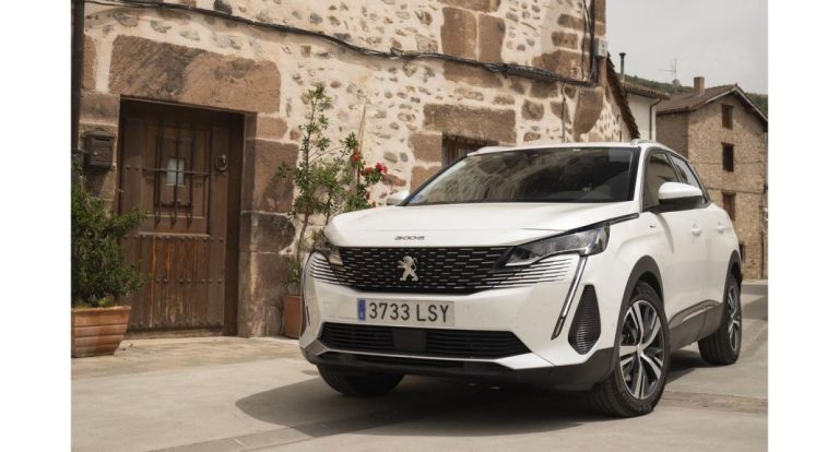 Estos son el coche eléctrico y el híbrido enchufable preferidos por los españoles