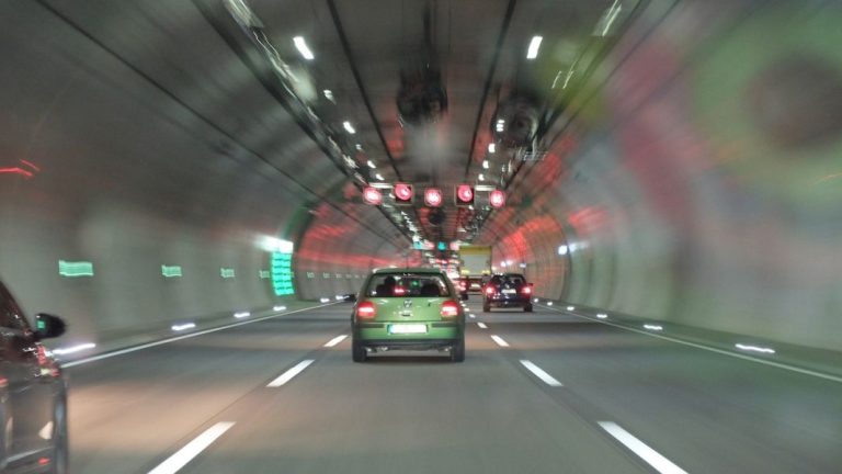 Lo que la DGT recomienda tener en cuenta al circular por un túnel