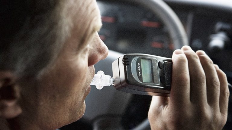 Los dispositivos que te van a impedir arrancar tu coche si has bebido