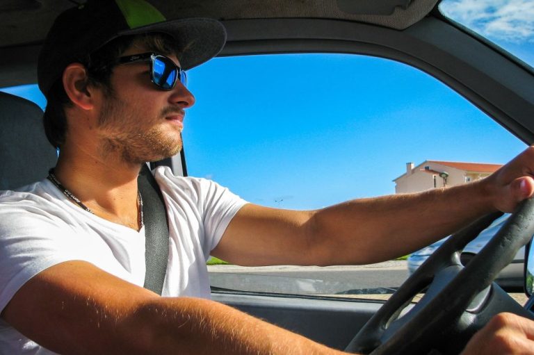 ¿Sabes si debes conducir con gafas o lentillas? La DGT también