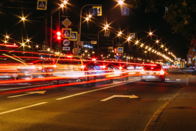 Estas son las multas que la DGT pone por no usar las luces del coche