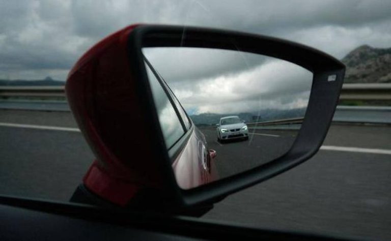 El curioso motivo para poner una bolsa de plástico en el retrovisor de tu coche