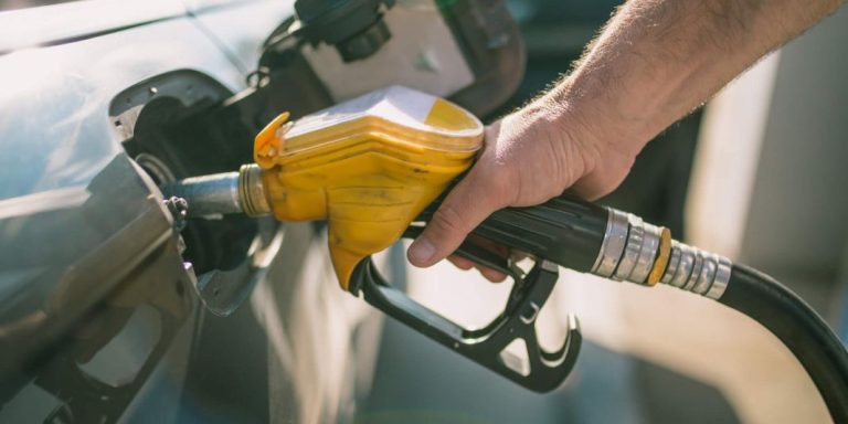 Las consecuencias que tiene para tu coche repostar gasolina low cost