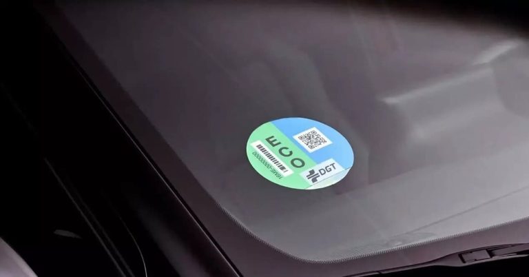 ¿Sabes que te pueden multar por llevar mal pegada la pegatina de la DGT?