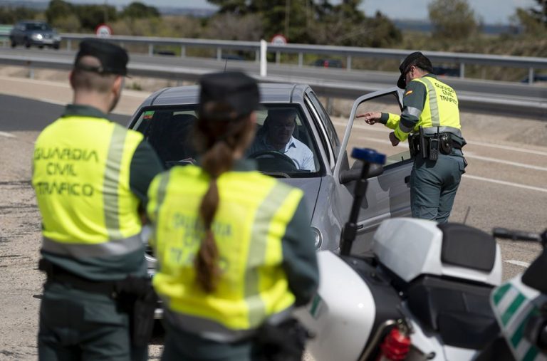 La Guardia Civil te recuerda cómo deben estar los neumáticos y los limpiaparabrisas de tu coche