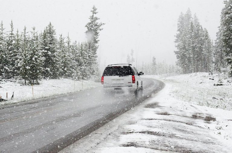 La DGT avisa: así debes conducir con lluvia, niebla, hielo o nieve