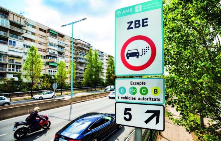 ¿Puedo atravesar una ZBE para acudir a la ITV si mi coche no tiene etiqueta medioambiental? Esto es lo que dice la ley