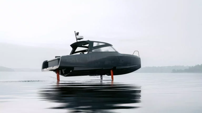 Candela C-8. Baterias Polestar para este barco que vuela sobre el mar
