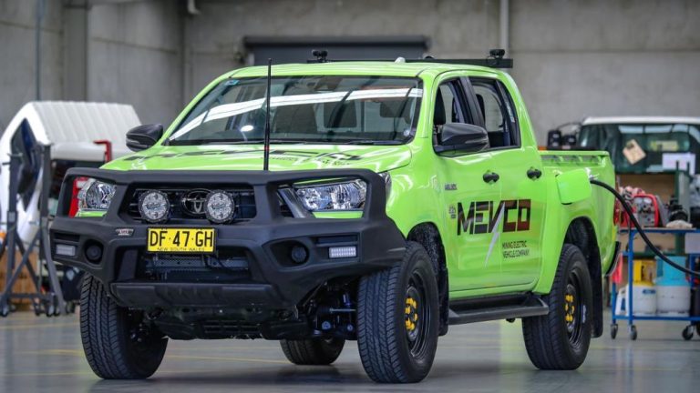 Este es el primer Hilux eléctrico. Y no lo ha fabricado Toyota