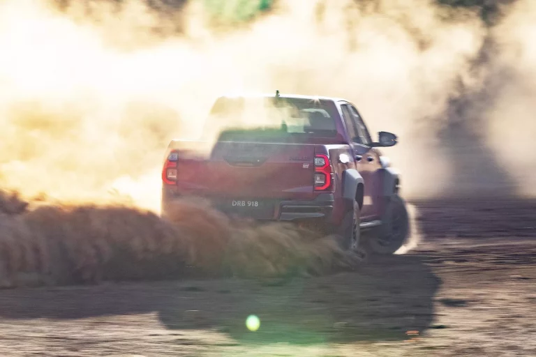 Toyota Hilux GR Sport: el Ranger Raptor tiene un nuevo enemigo