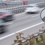 Greenpeace pega pegatinas de 100 km/h en autopistas alemanas para exigir un límite de velocidad