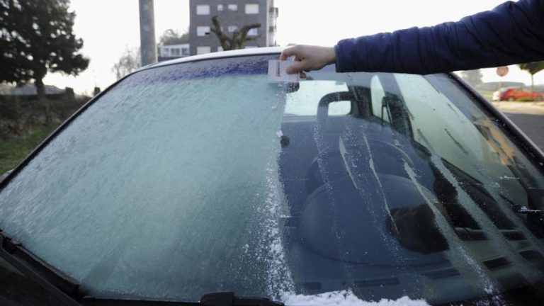 El método infalible para descongelar la luna de tu coche en invierno