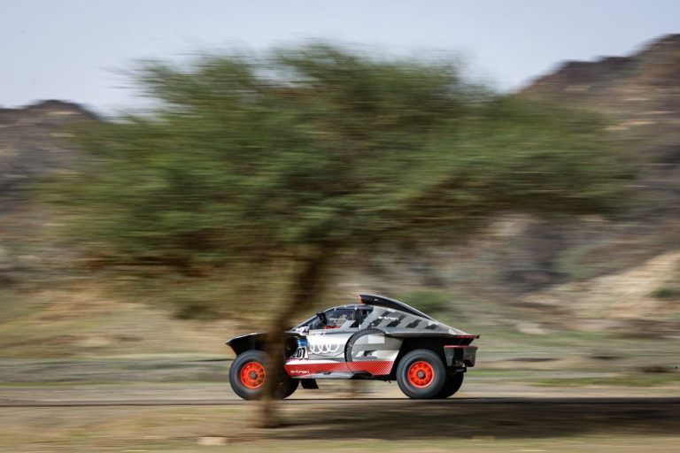 ¿Es un híbrido? ¿Es un avión? No, es el coche de Carlos Sainz y así funciona…