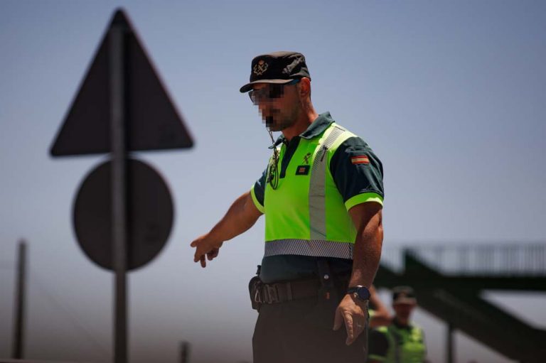 Cómo interpretar las señales que nos hace un Policía o un Guardia Civil al volante