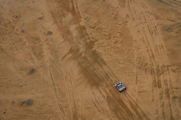 Carlos Sainz, penalizado por exceso de velocidad, se queda sin victoria de etapa