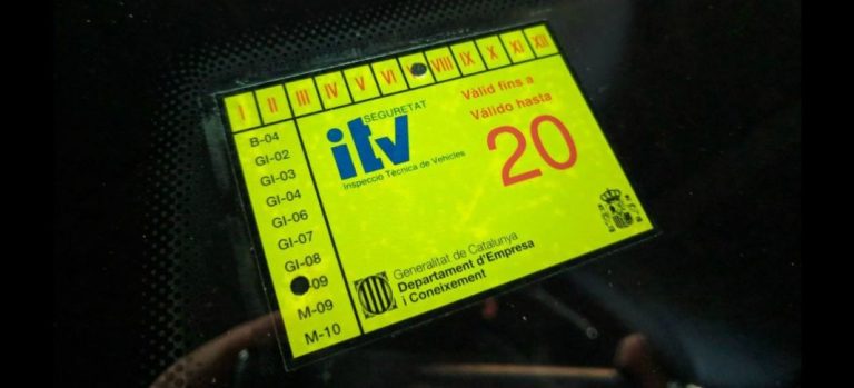 Lo que la DGT te obliga a llevar en el coche para evitar una multa