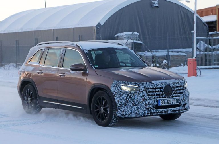 El nuevo Mercedes GLB se ejercita en la nieve
