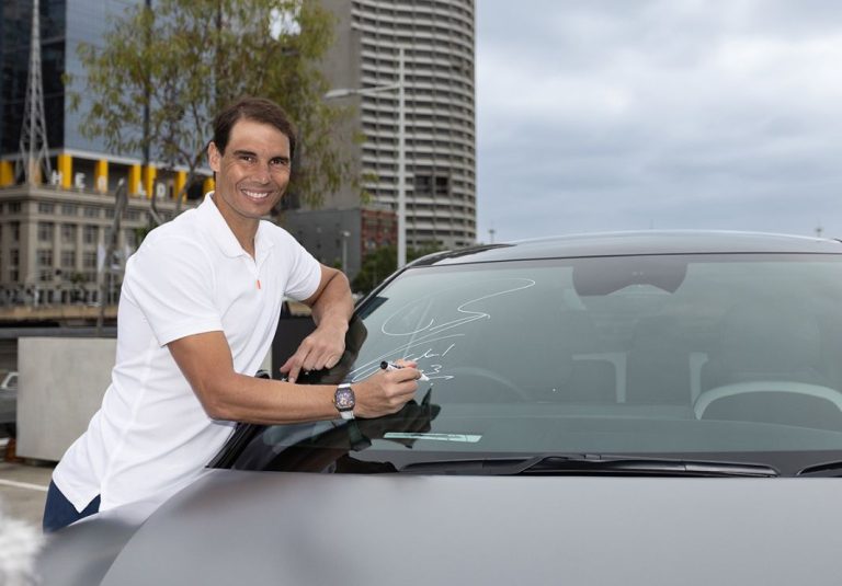 Rafa Nadal presenta los coches que moverán el Abierto de Australia