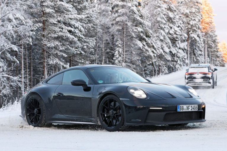 El Porsche 911 ST juega en la nieve