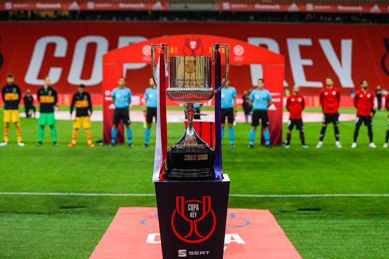 El coche en el que viaja la Copa del Rey de fútbol